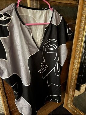 Abstract Face Print Tunic Top in Black & Gray